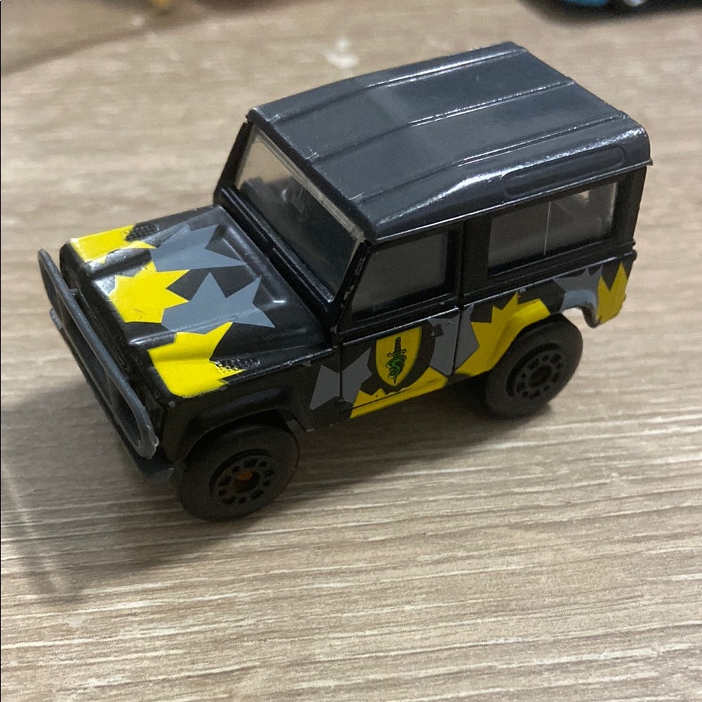 Matchbox Land Rover Ninety 1987 MB180 Commando Series 1:62 Scale